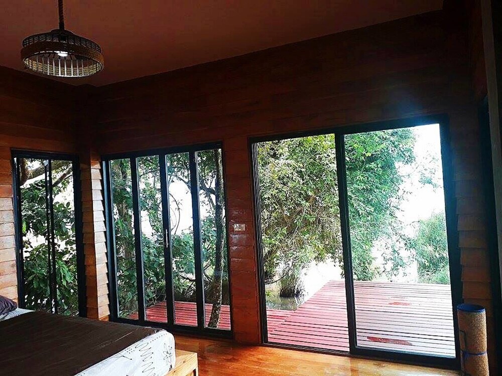 Патталунг: Lake House