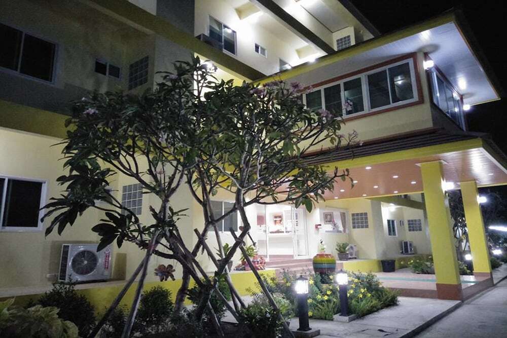 Лопбури: Lor Hon Tai Place