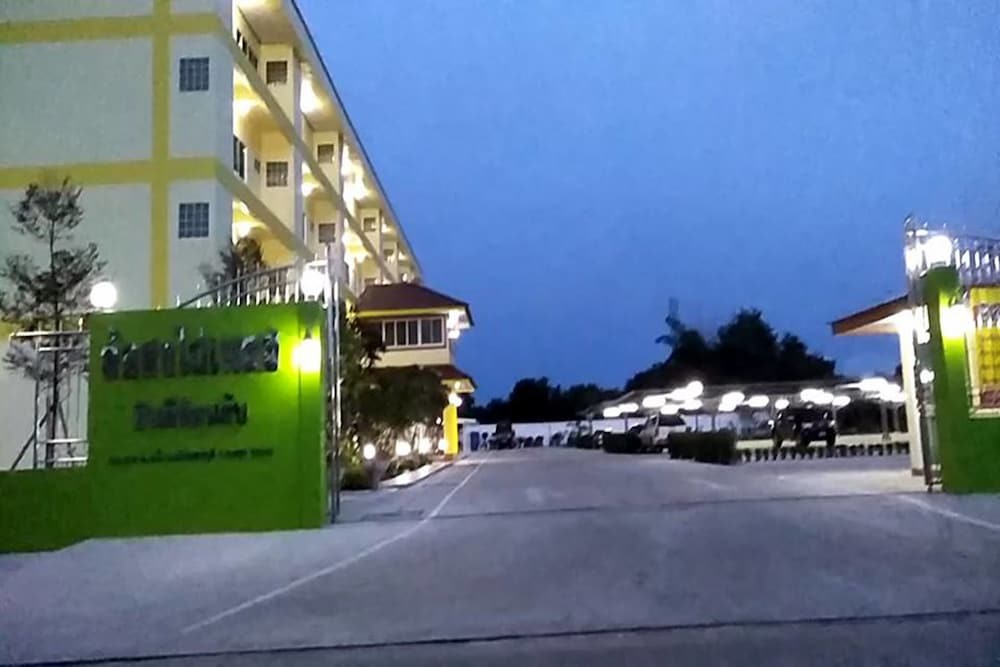 Лопбури: Lor Hon Tai Place