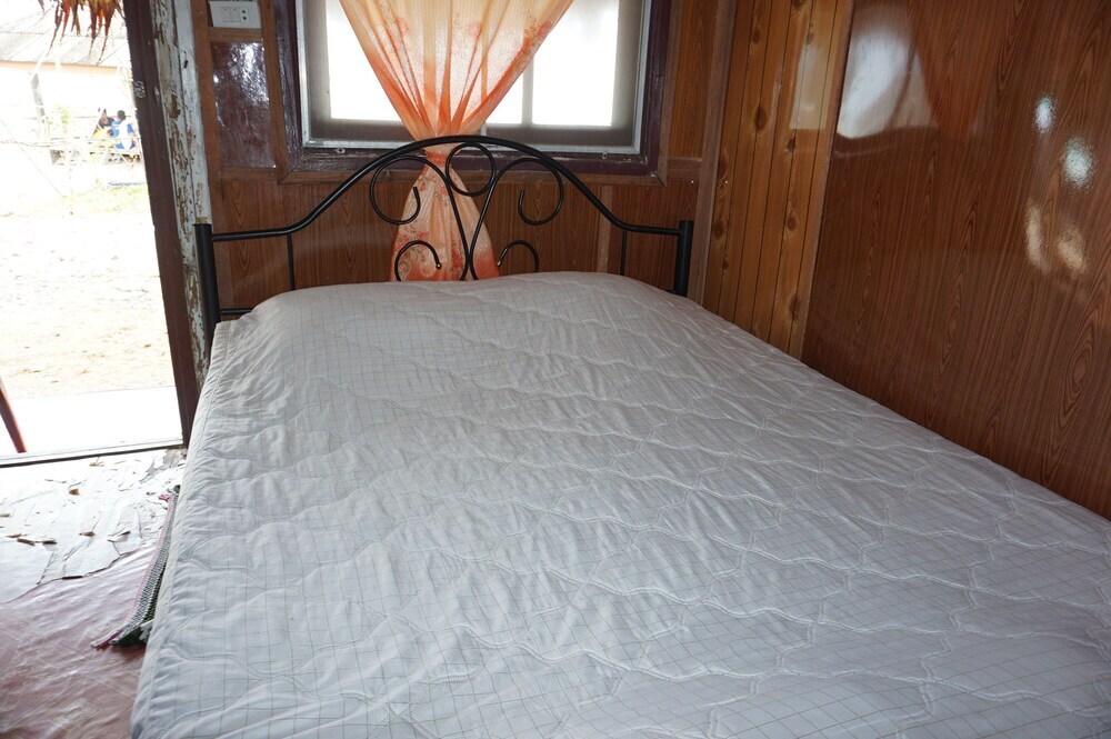 Лансака: Talumpuk Seafood & Resort