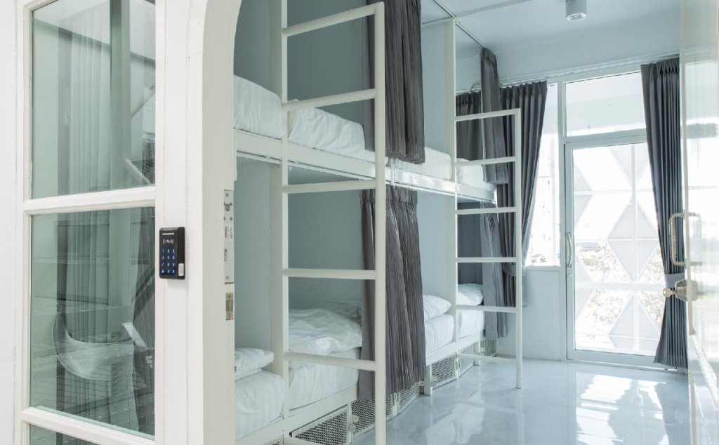Сураттхани: Young Money Hostel