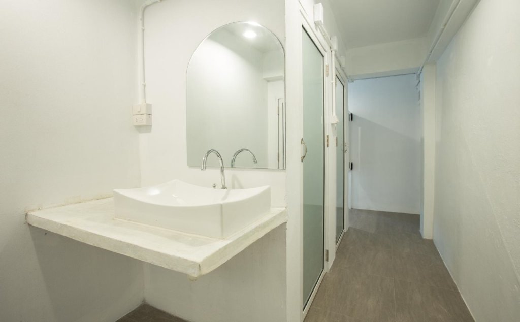 Сураттхани: Young Money Hostel