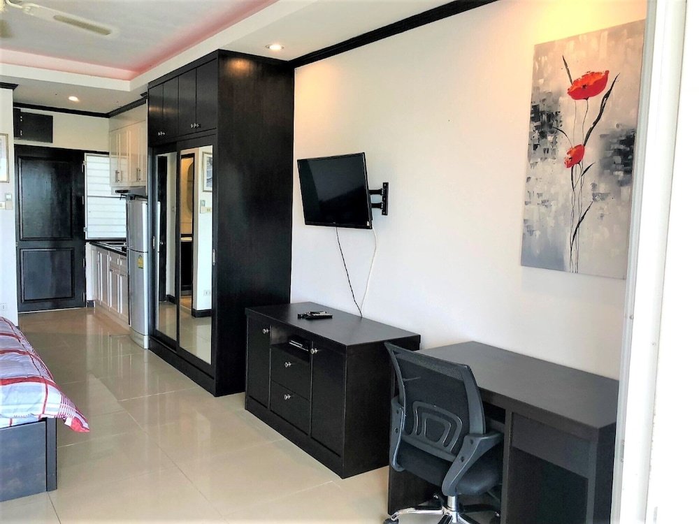 Top Floor Spacious Studio — фото 4