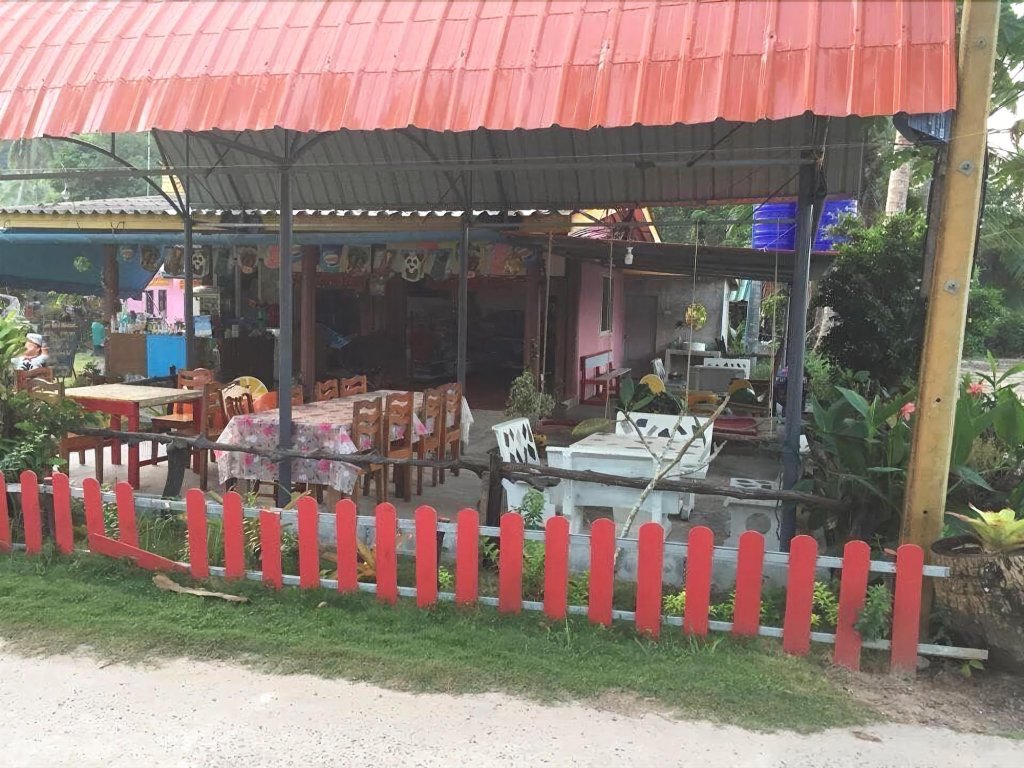 Ко Куд: Lee Red House