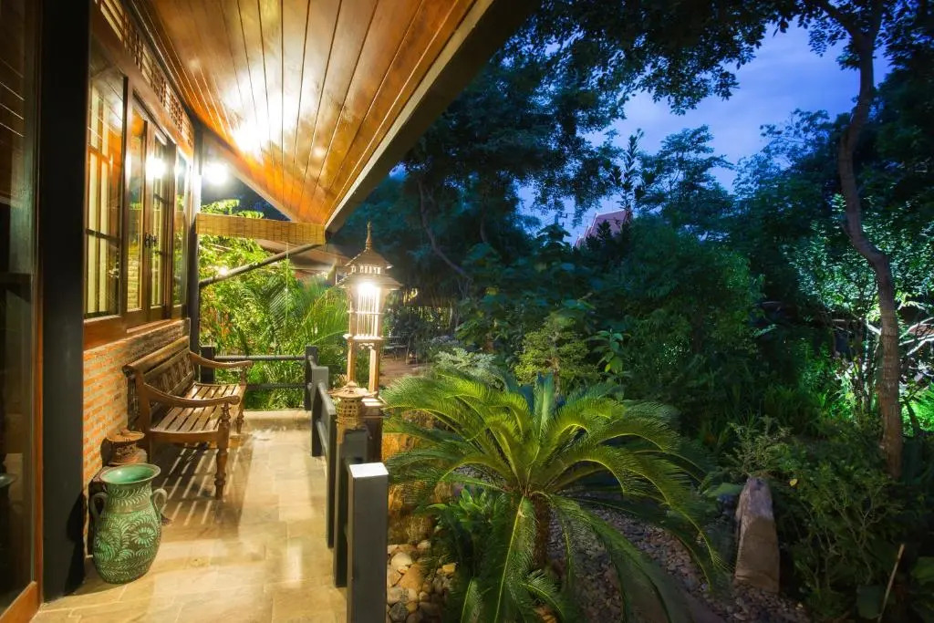Аюттхая: Cattani's Riverside Home