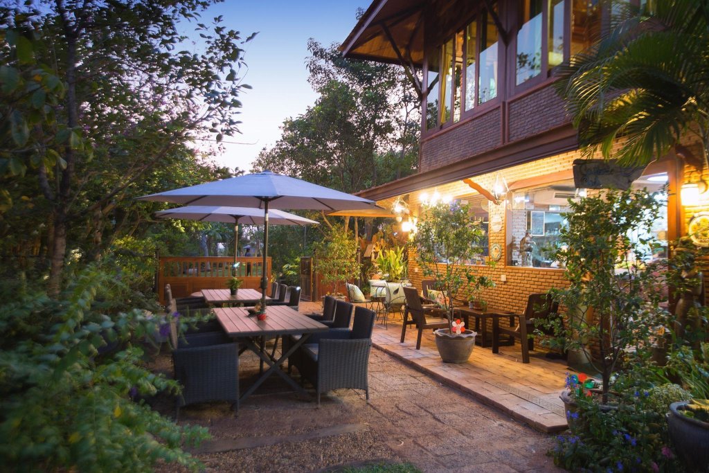 Аюттхая: Cattani's Riverside Home