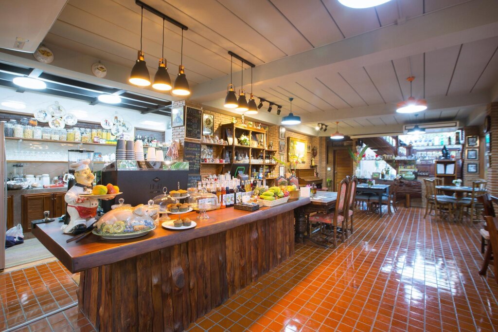 Аюттхая: Cattani's Riverside Home