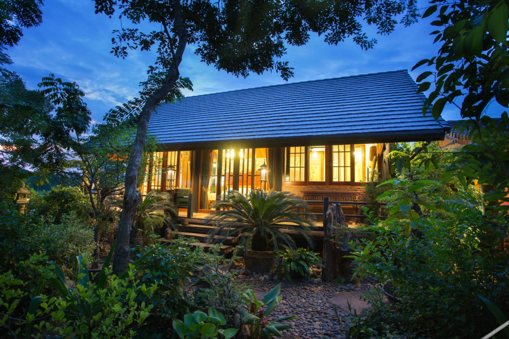 Аюттхая: Cattani's Riverside Home