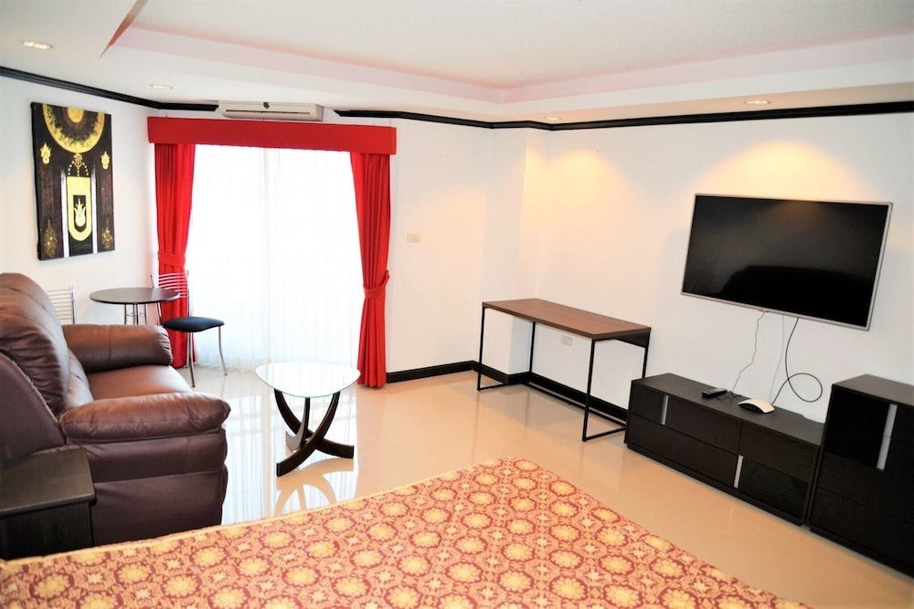 Паттайя: High Floor Apartment at Angket