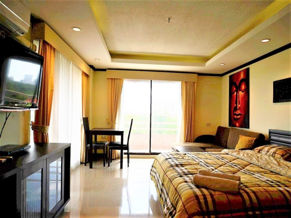 Паттайя: Angket Condominium Corner Apartment With Large Balcony