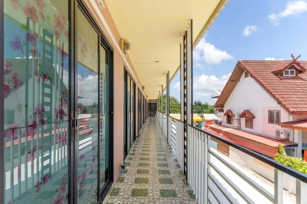 Саттахип: Brown Home Sattahip 19