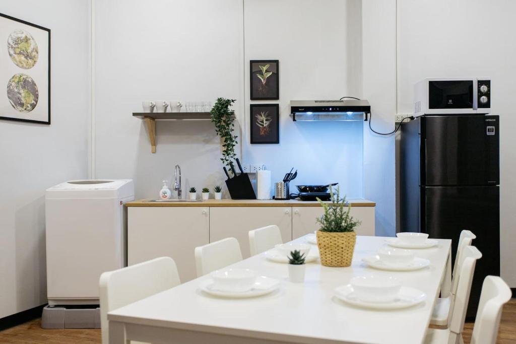 Бангкок: U4 Large 2 bed rooms full kitchen 200m to BTS
