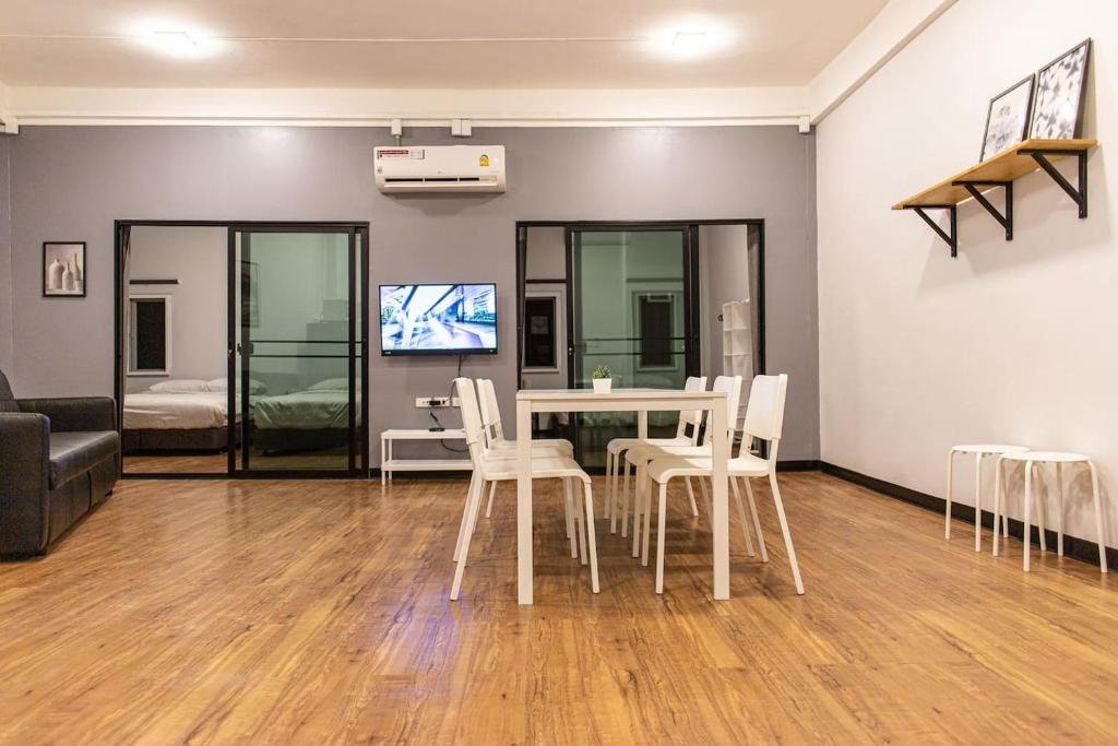 Бангкок: U4 Large 2 bed rooms full kitchen 200m to BTS