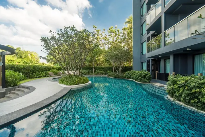 Тхаланг: Pool access duplex in Surin condo for 4 people