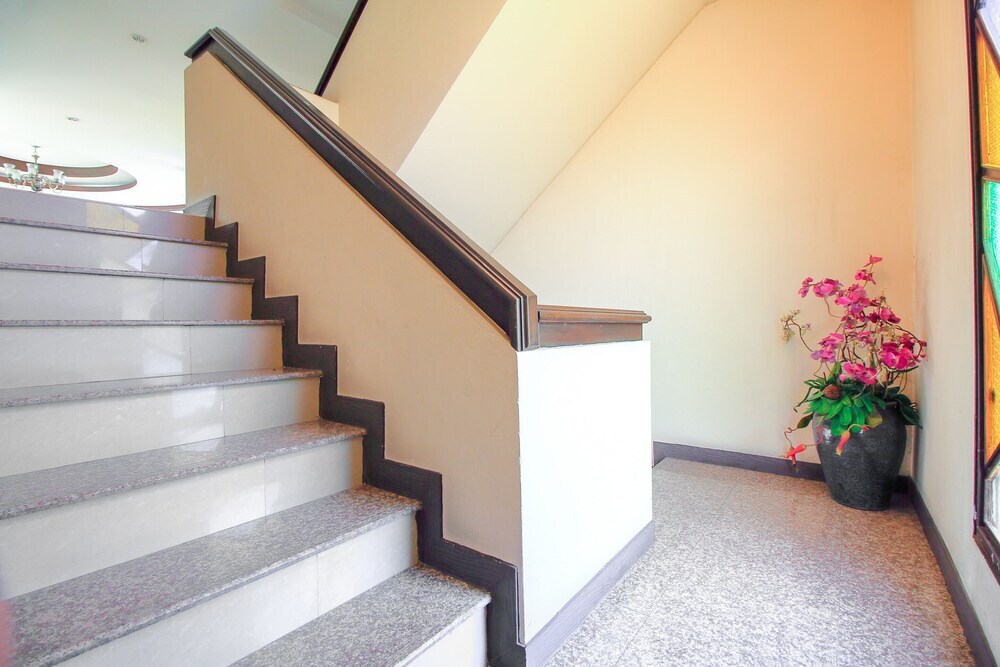 Банг Пхли: White Inn Hotel by OYO Rooms