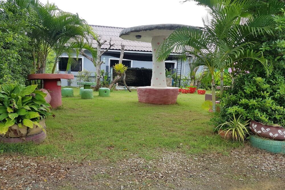 Тха-Май-Руак: OYO 75352 Hotel Family House And Resort Phetchaburi