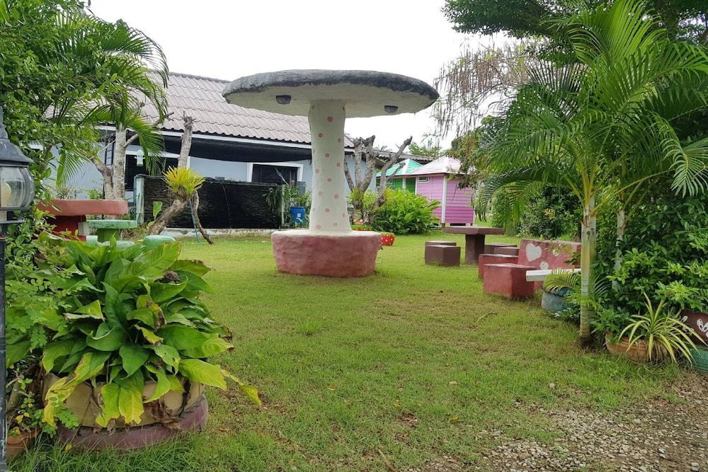 Тха-Май-Руак: OYO 75352 Hotel Family House And Resort Phetchaburi