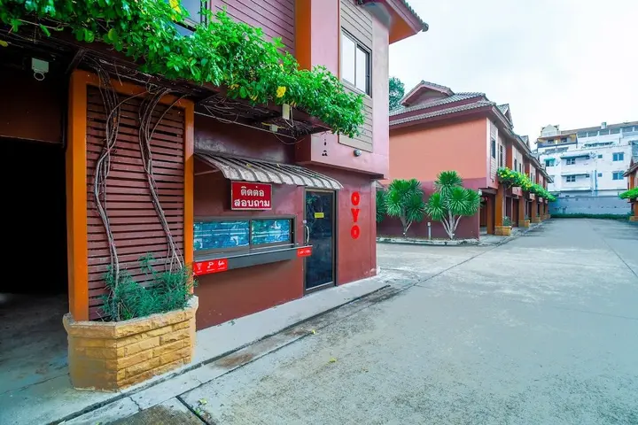 Сирача: Phadaeng Hotel by OYO Rooms