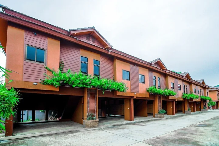 Сирача: Phadaeng Hotel by OYO Rooms