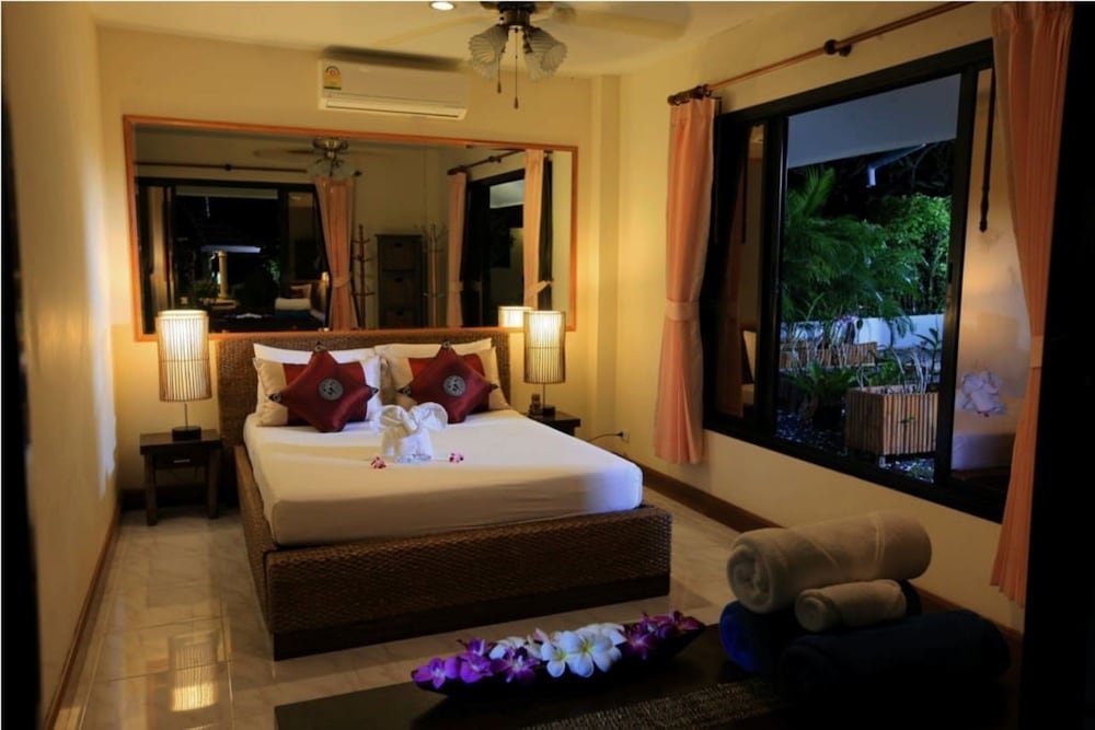Самуи: 5 Bedroom Beach Front Villa on Samrong Bay