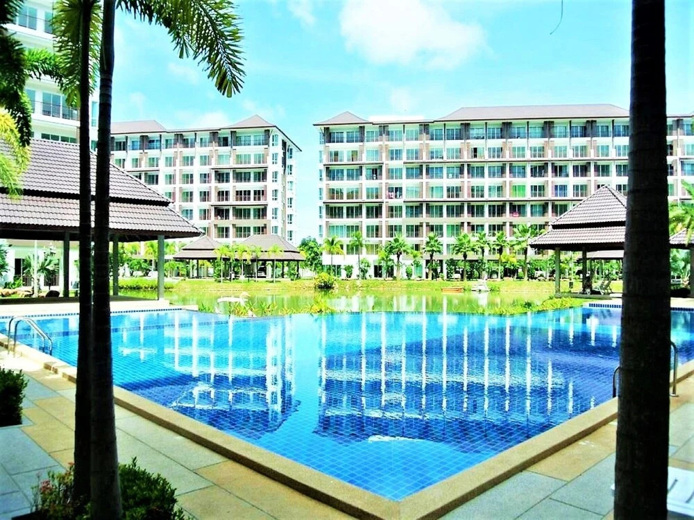 Саттахип: "lovely Beaches at Bangsaray & Great Resturants Quiet Location"