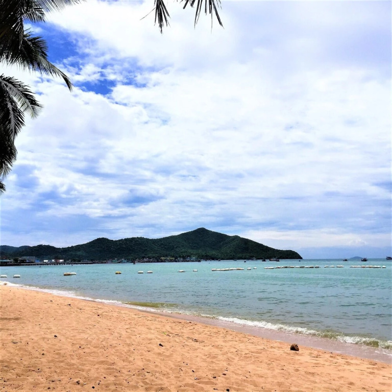 Саттахип: "lovely Beaches at Bangsaray & Great Resturants Quiet Location"