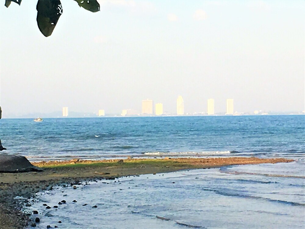Саттахип: "lovely Beaches at Bangsaray & Great Resturants Quiet Location"