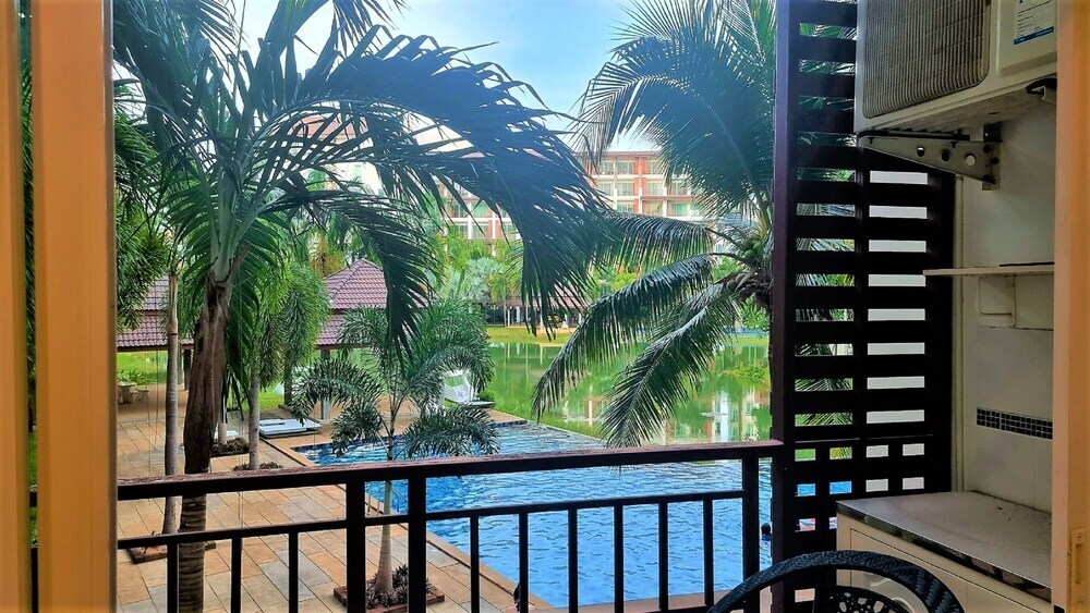 Саттахип: "lovely Beaches at Bangsaray & Great Resturants Quiet Location"