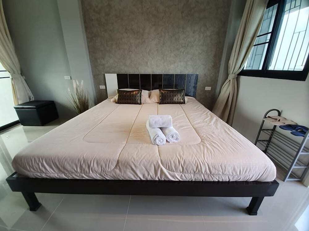 Дамноен Садуак: Samutsakorn Apartment