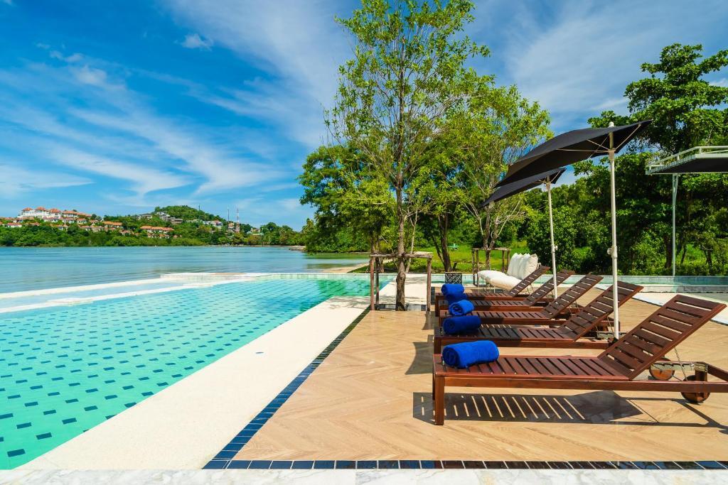 Муанг: Charcoal Panwa Beach
