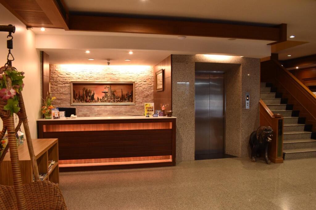 Лоэй: King Hotel
