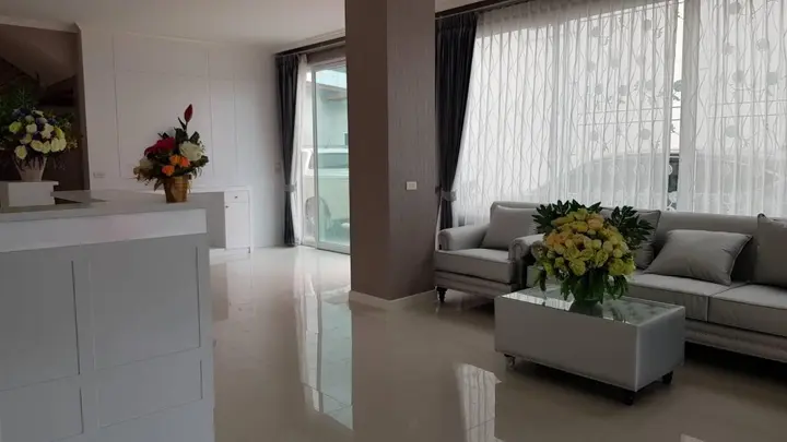 Пхуттхаисонг: Crystal Place Prathai