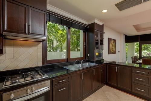пляж Банг-Тао: Kanika Residence - BangTao beachfront living, pools, gardens, BBQ.