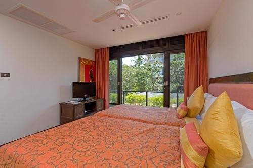 пляж Банг-Тао: Kanika Residence - BangTao beachfront living, pools, gardens, BBQ.