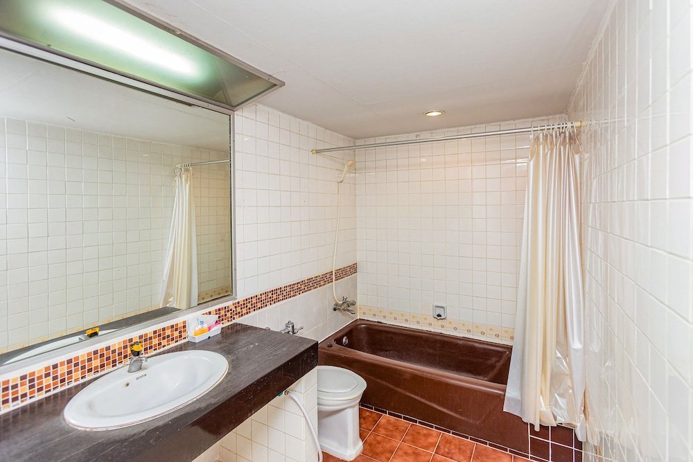 Сураттхани: Grand Thara Hotel by OYO Rooms