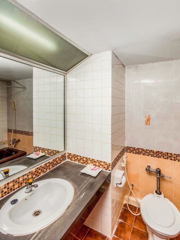Сураттхани: Grand Thara Hotel by OYO Rooms