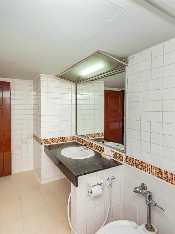 Сураттхани: OYO 441 Grand Thara Hotel