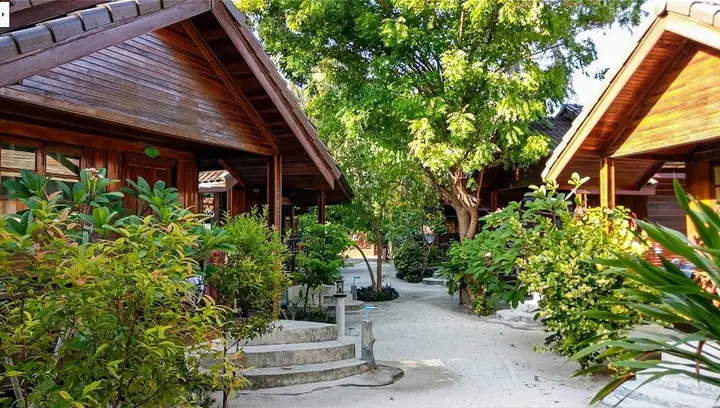 Сатун: Chareena Beachside