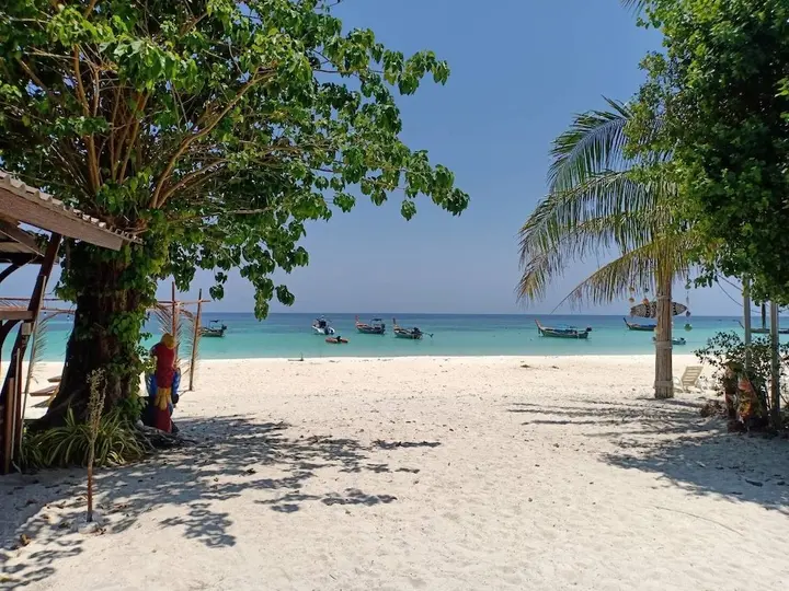 Сатун: Chareena Beachside