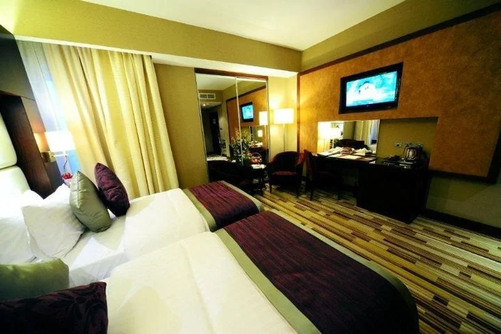 Дубай: Paragon Hotel (Formerly Al Hamra Hotel)