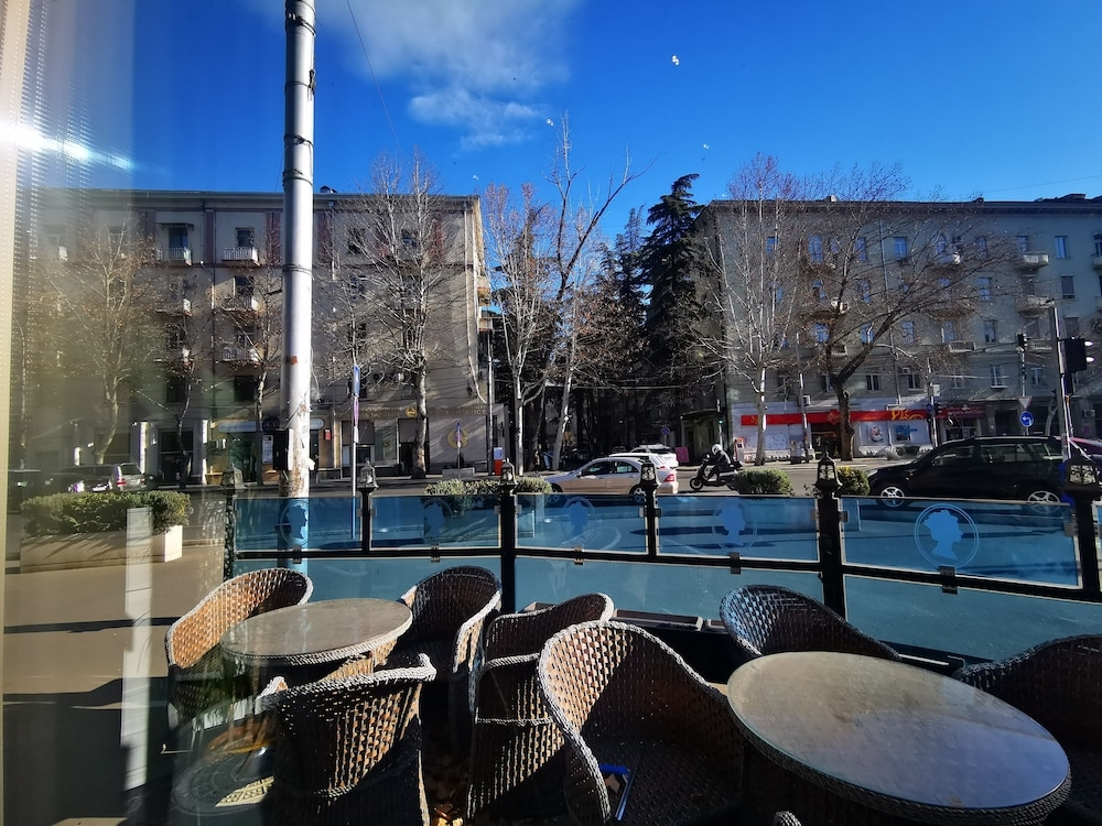 Тбилиси: Green Queen Hotel