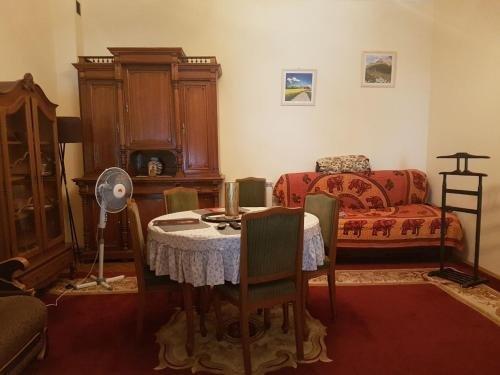 Зестафони: At Rezo's Inn