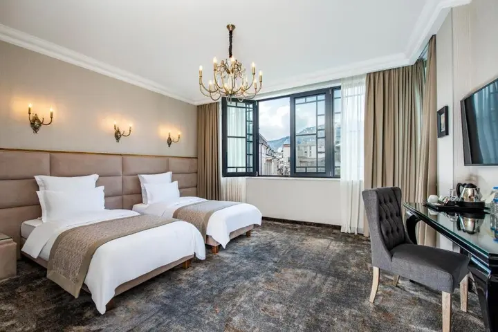 Тбилиси: Hotel Ambassadori Tbilisi Hotel Mimino