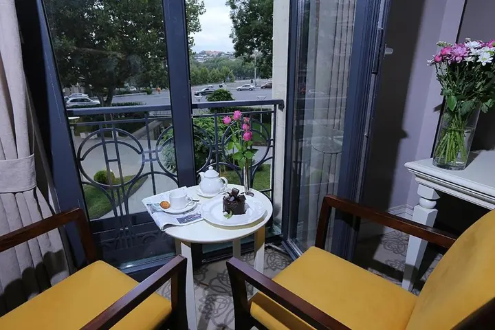 Тбилиси: Hotel Ambassadori Tbilisi Hotel Mimino
