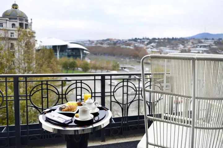 Тбилиси: Hotel Ambassadori Tbilisi Hotel Mimino