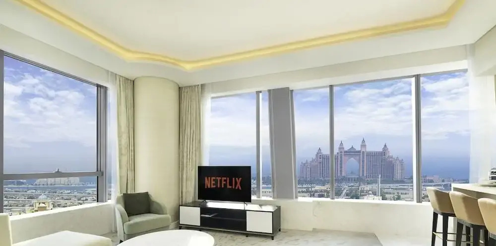 Дубай: LUX Iconic Views at Palm Tower Suite 1