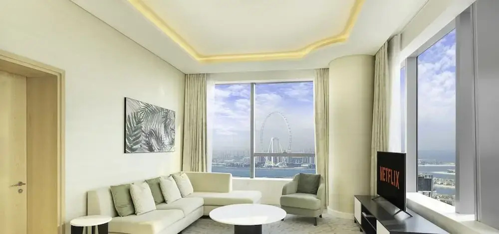 Дубай: LUX Iconic Views at Palm Tower Suite 1