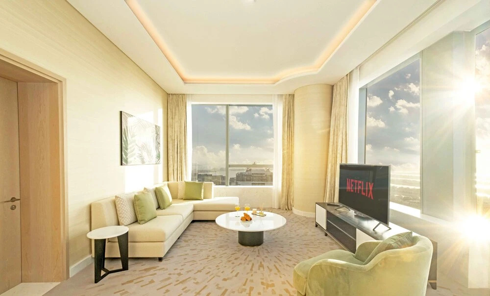 Дубай: LUX Iconic Views at Palm Tower Suite 1