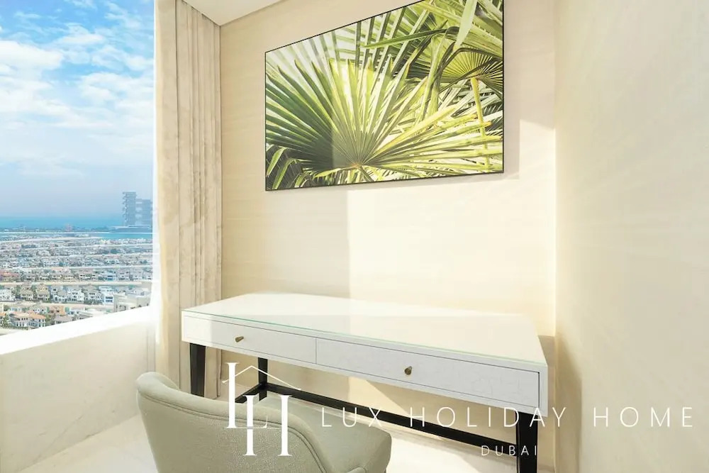 Дубай: LUX Iconic Views at Palm Tower Suite 1