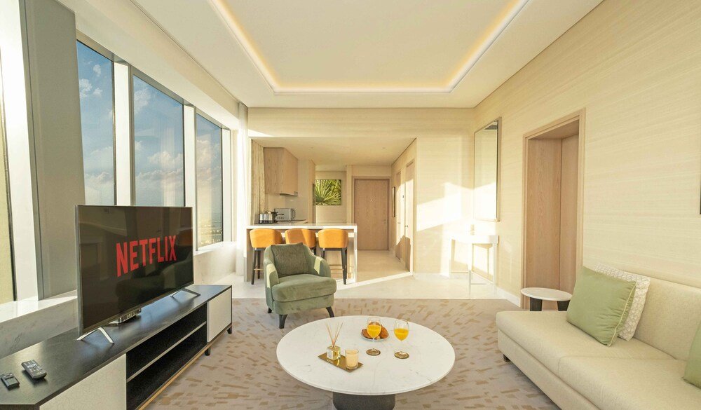 Дубай: LUX Iconic Views at Palm Tower Suite 1